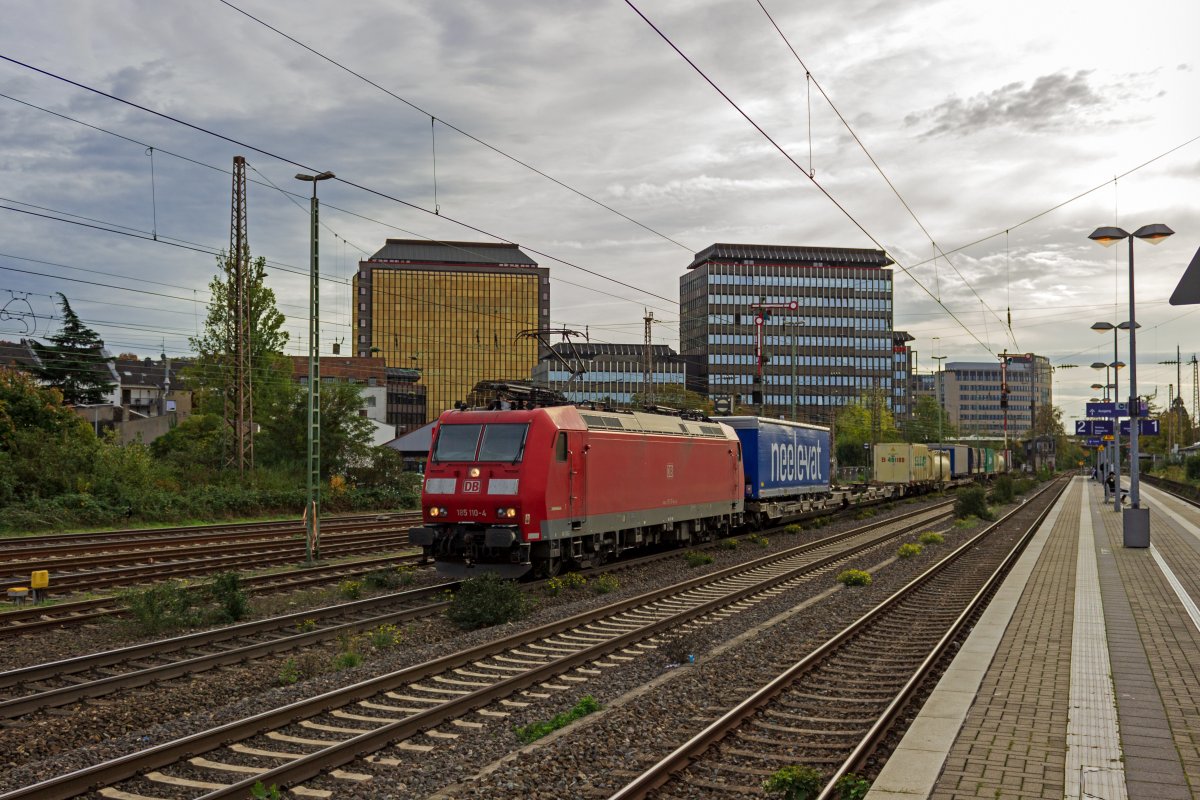 185 110 passiert am 27.10.22 mit einem Zug des Kombinierten Verkehrs die Formsignale im Bahnhof D�sseldorf-Rath.