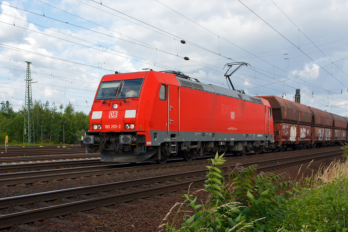 
185 205-2 der DB Schenker Rail Deutschland AG fhrt am 14.06.2014 mit einem leeren Kohlezug (Fals/Faals Ganzzug) durch Koblenz-Ltzel in Richtung Norden. 

Die TRAXX F140 AC2 (BR 185.2) wurde 2005 bei Bombardier in Kassel unter der Fabriknummer 33714  gebaut.  Sie hat die komplette NVR-Nummer 91 80 6185 205-2 D-DB und die EBA-Nummer  EBA 03J15A 005 .