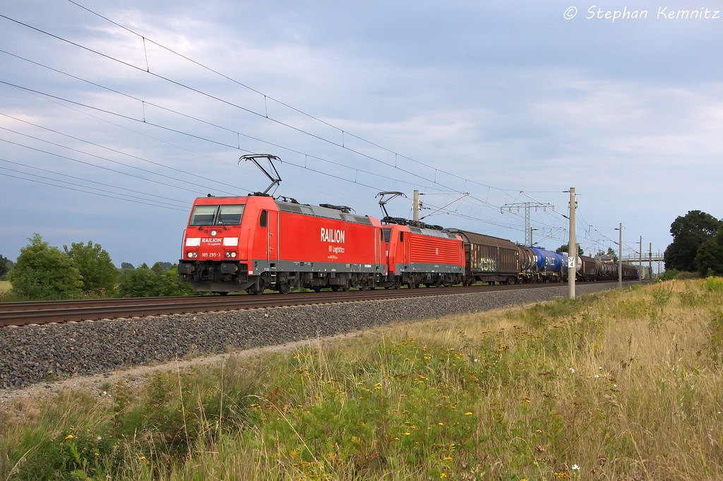 185 295-3 & 189 019-3 DB Schenker Rail Deutschland AG mit einem gemischtem G�terzug in Vietznitz und fuhren in Richtung Wittenberge weiter. 17.08.2013