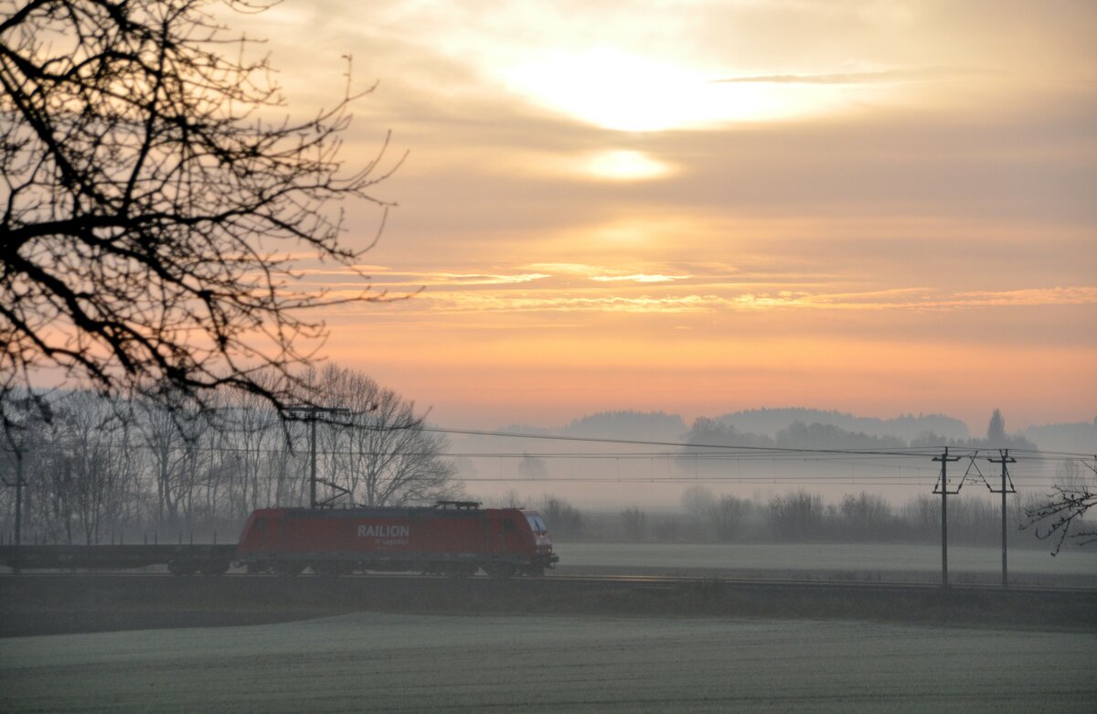 185 302-7 bei Sonnenaufgang in Neu-Ulm Pfuhl am 21.11.2009.