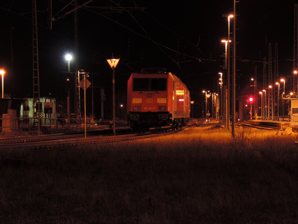 185 344-9 abgestellt im n�chtlichen Bahnhof Wismar.22.02.2016