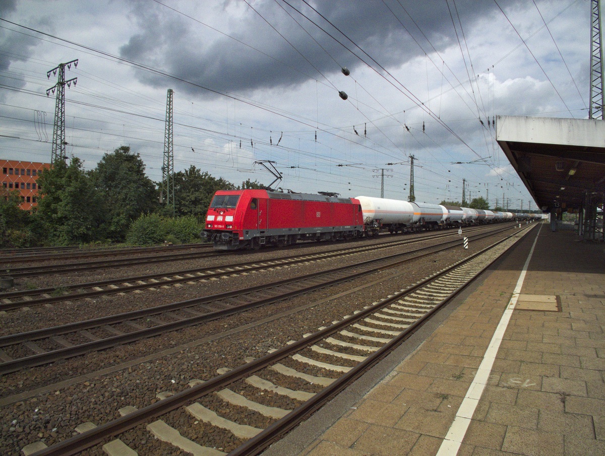 185 358 durchf�hrt am 22.08.14 mit einem Kesselwagenganzzug den Bahnhof Hamm.