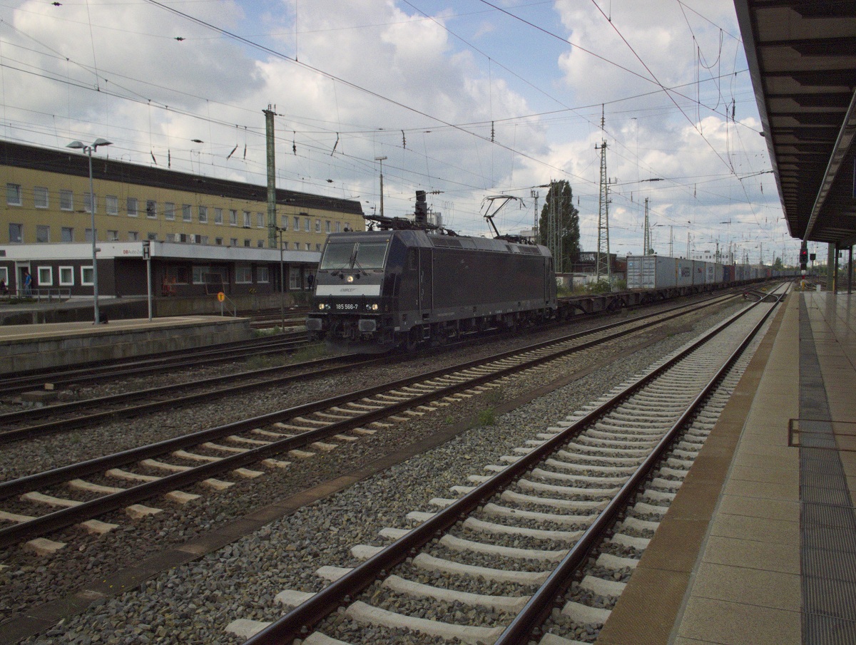 185 566 von MRCE fährt am 21.08.14 mit einem sehr gut ausgelasteten KLV-Zug durch Bremen.