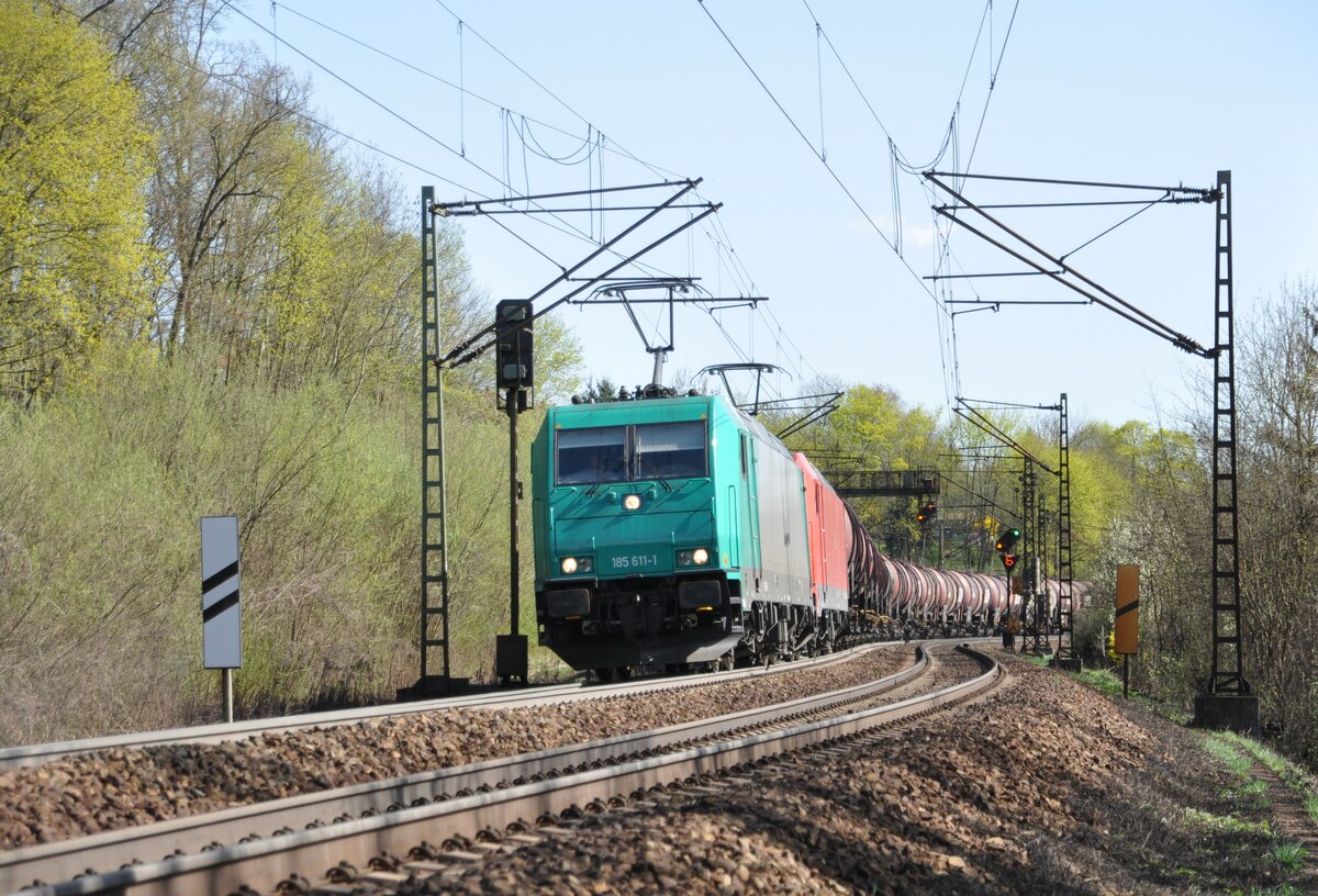 185 611-1 und eine weitere 185 mit Kesselwagenzug in Ulm am 07.04.2011.