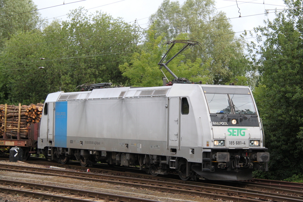 185 681-4  Railpool /SETG mit Holzzug von Rostock-Bramow nach Stendal-Niederg�rne bei der Ausfahrt im Bahnhof Rostock-Bramow.09.07.2016