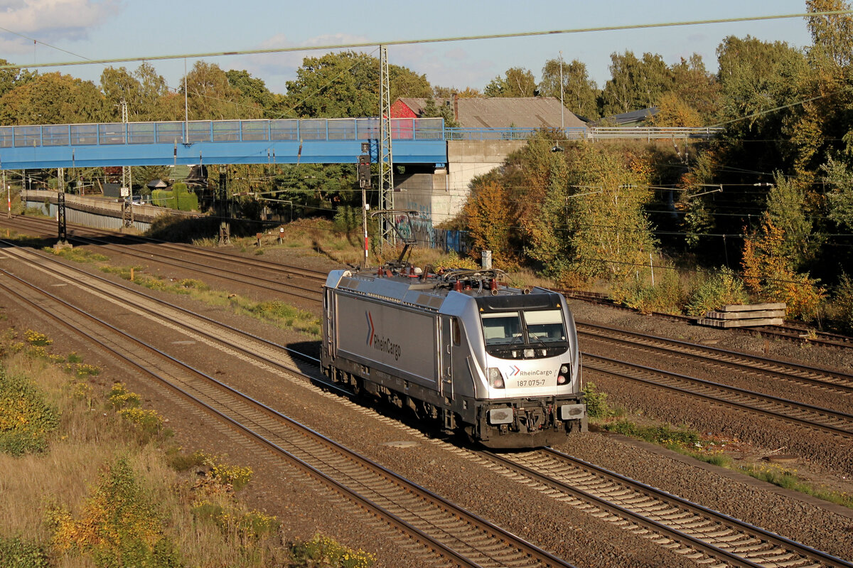 187 075-7 (Rhein Cargo) am 16.10.2022 in Tostedt.