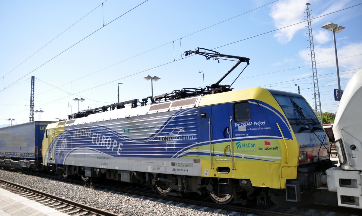189 912-9 Lokomotion 912 (91 80 6 189 912-9-D-LM) mit Werbung Moving Europe, eine Siemens ES 6 F 4 in Rosenheim am 12.08.2022.