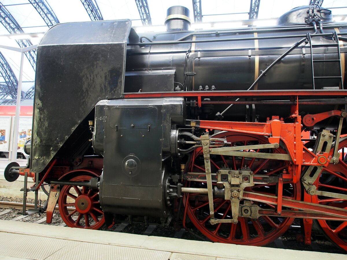 19 017 Sachsenstolz im Hbf Dresden am 17.04.2016.