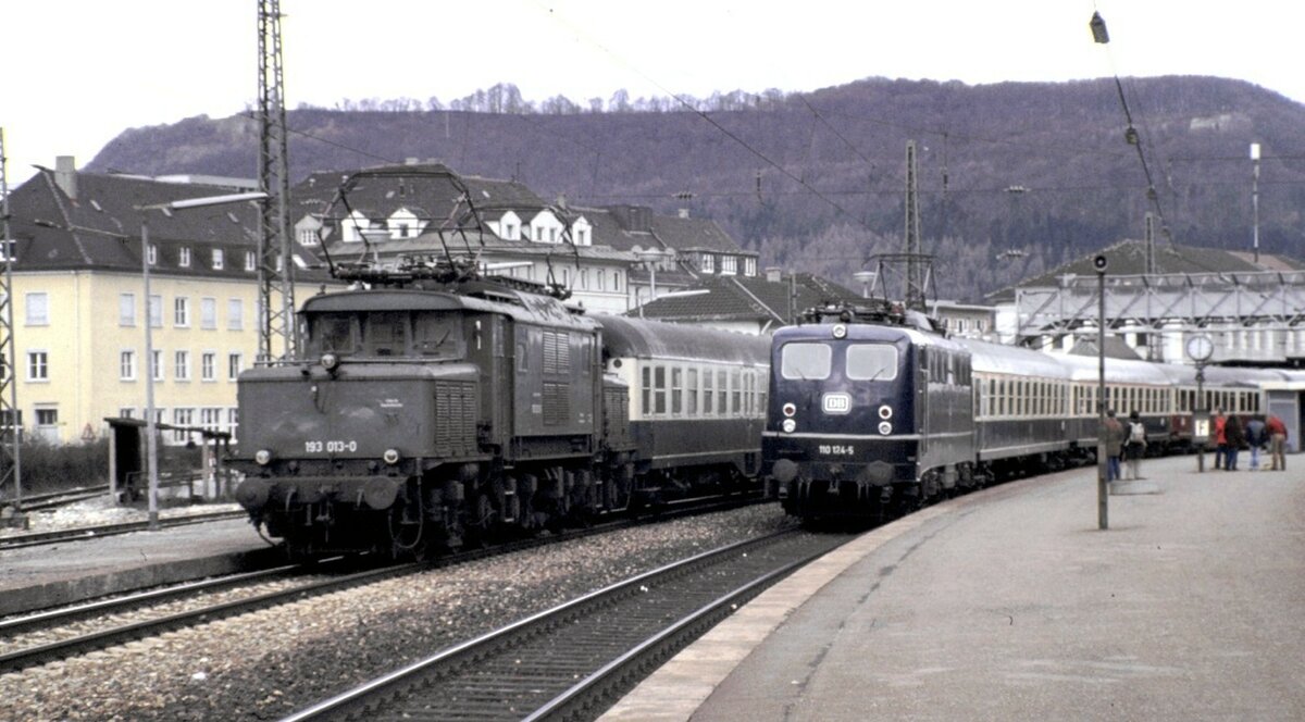 193 013-0 mit Schülerzug und 110 124-5 mit D-Zug in Geislingen Steige am 13.03.1982.