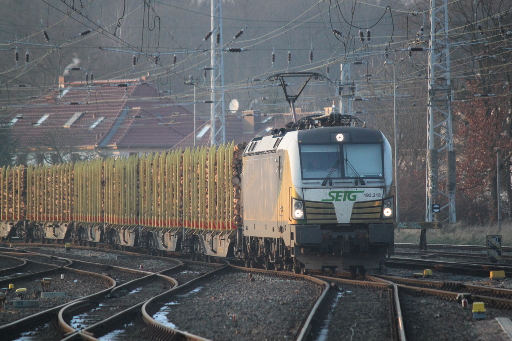 193 218 mit Holzzug von Rostock-Bramow nach Stendal-Niederg�rne via Neustrelitz bei der Durchfahrt im Rostocker Hbf.09.02.2018