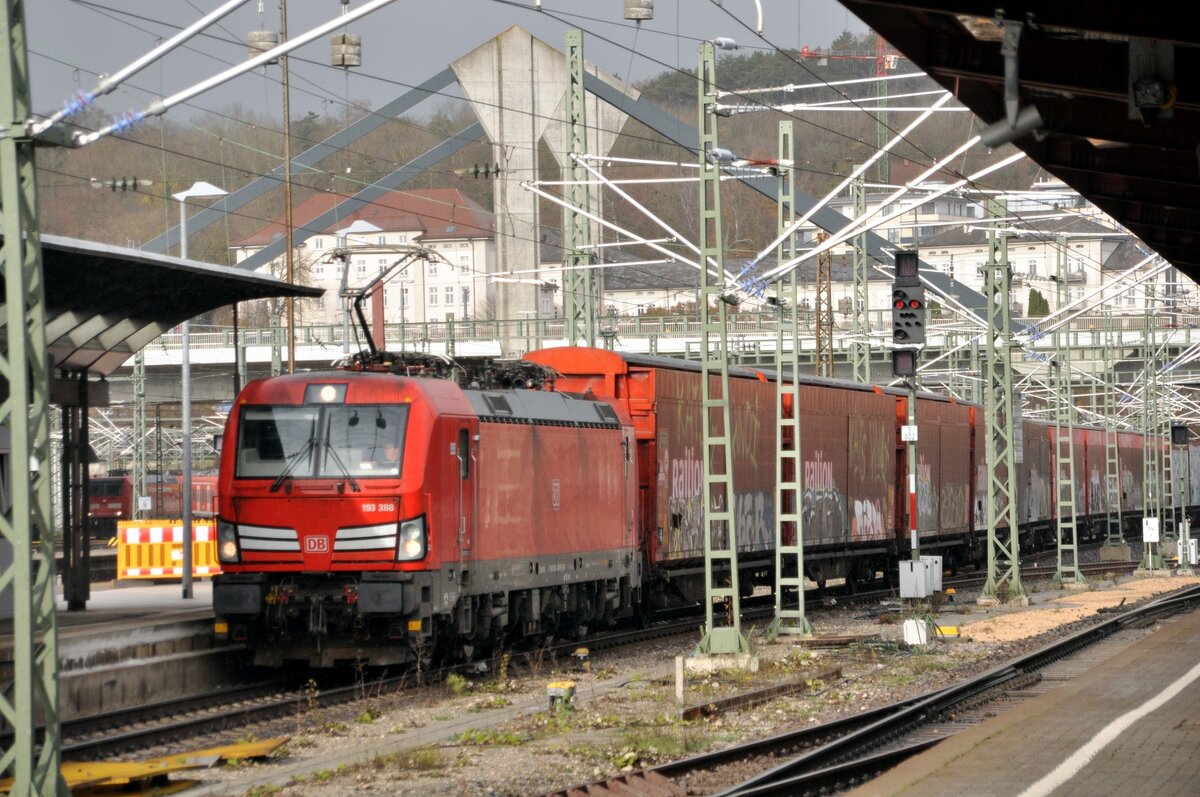 193 388 mit Planen-Schiebewandwagen Himrrs-tt 326 in Ulm am 24.11.2022.