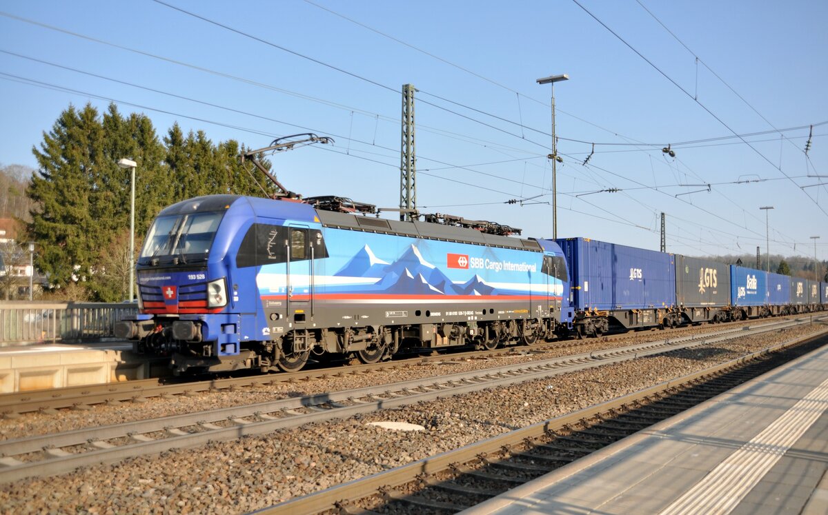 193 528-7 Vectron Nr. 91 80 6193 528-7D-SIEAG mit GTS Logistik Containerwagen Sggmrss 90 in Amstetten am 26.03.2022.