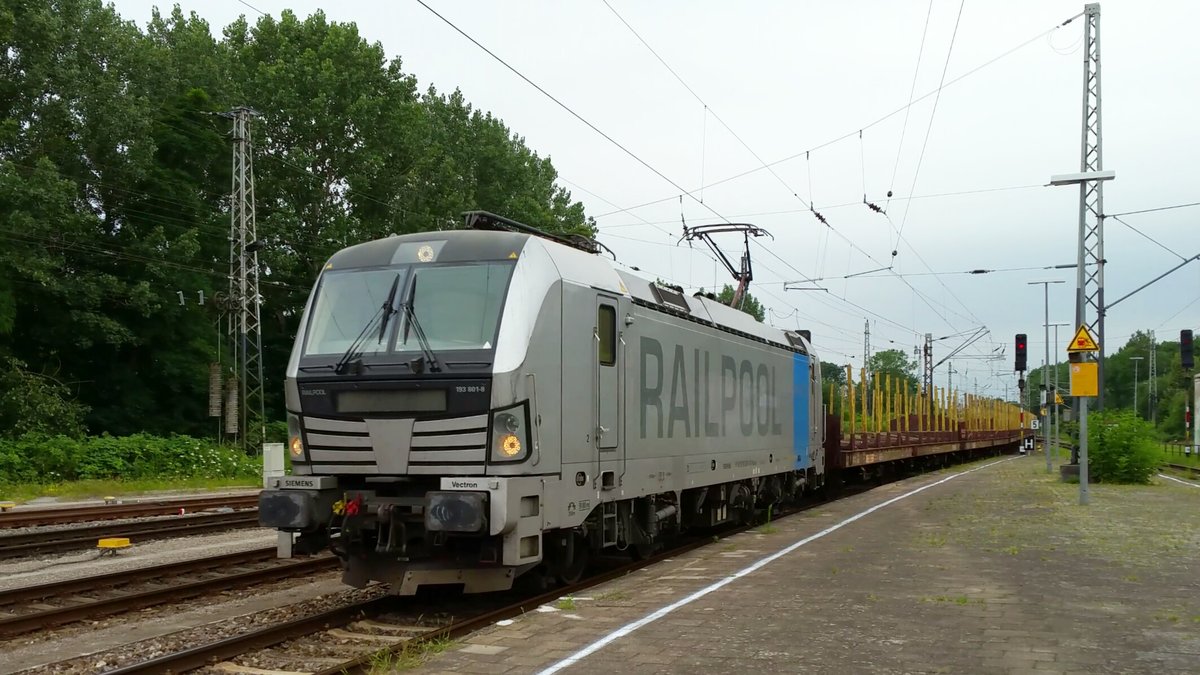 193 801 mit Leer-Holzzug von Stendal-Niederg�rne nach Rostock-Bramow bei der Durchfahrt im Bahnhof Bad Kleinen.16.07.2016