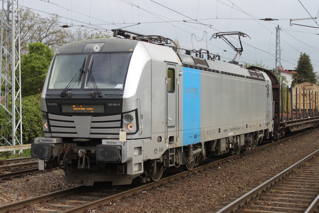 193 805-9 mit Holz-Leerzug von Stendal-Niederg�rne nach Rostock-Bramow bei der Einfahrt im Haltepunkt Rostock-Bramow.06.05.2017