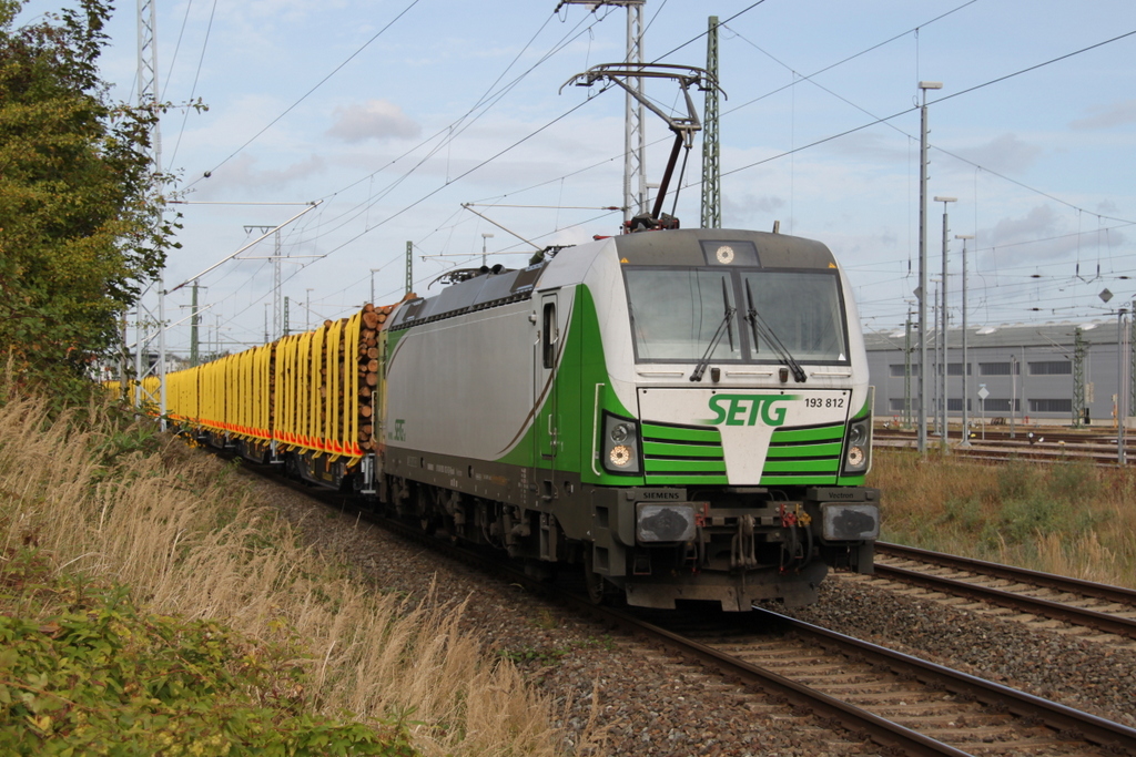 193 812-5 mit Holzzug von Rostock-Bramow nach Stendal-Niederg�rne bei der Ausfahrt im Rostocker Hbf.30.09.2016