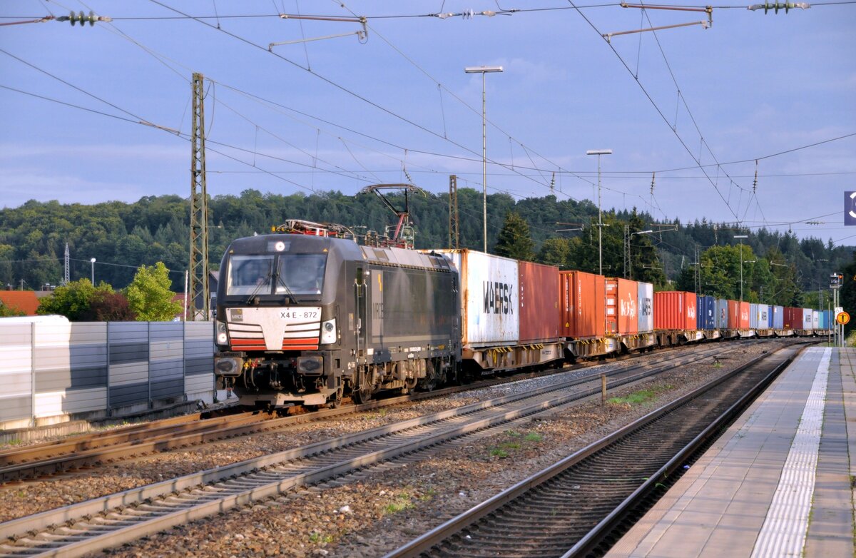193 872-9 Siemens Vectron X 4 E 872 mit Containerzug  91 80 6193 872-9 D-DISPO MRCE in Amstetten am 11.09.2022.