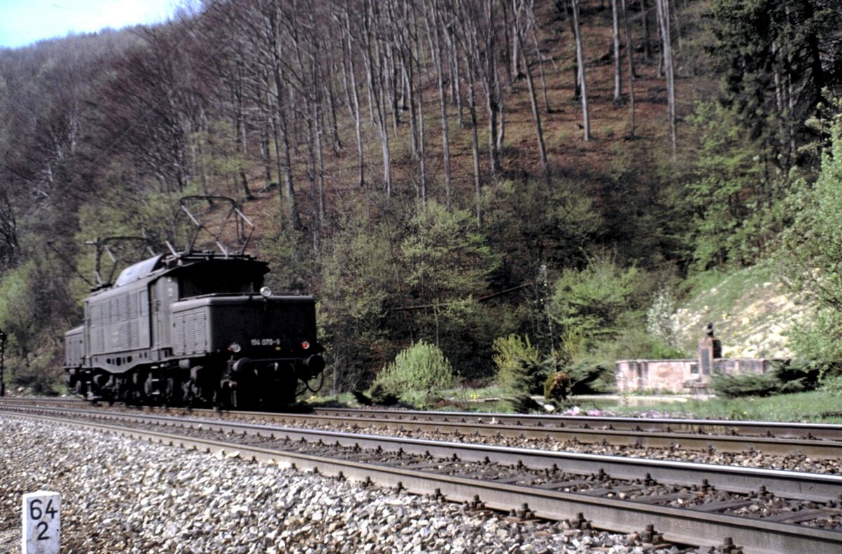 194 070-9 fährt vom Schubdienst auf der Geislinger Steige am Koll-Denkmal vorbei zum Stellwerk in Geislingen Steige am 25.04.1981.