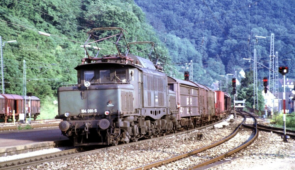 194 091-5 leistet Schubhilfe f�r einen G�terzug auf der Geislinger Steige am 24.06.1983.