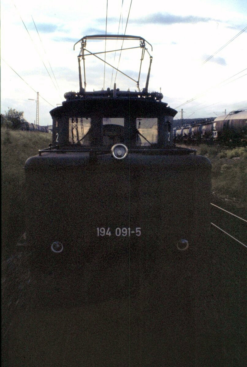 194 091-5 Nachschuberlebnis aus dem letzten Wagen eines IC auf der Geislinger Steige am 30.11.1980.  --- vor Amstetten läßt sich die Schublok zurückfallen.