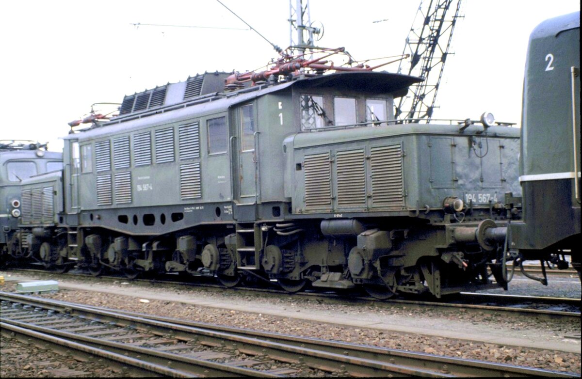 194 567-4 bei einer Führung in Regensburg am 25.04.1982.