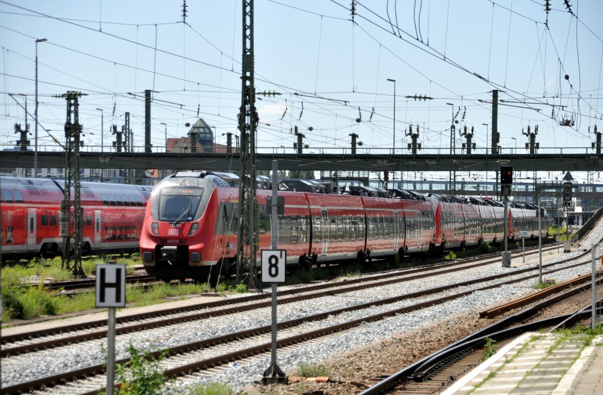 2 442 218 in München Hbf einfahrend am 04.06.2021.