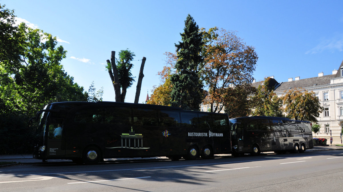 2 Mercedes Travego von H�ffmann Reisen aus der BRD in Krems gesehen.
