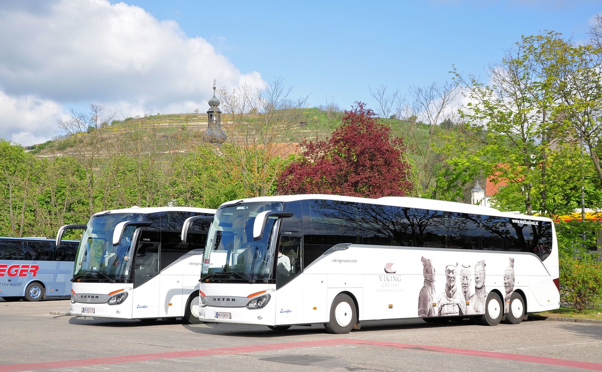 2 Setra 517 HD von Zw�lfer Reisen aus Nieder�sterreich in Krems gesehen.