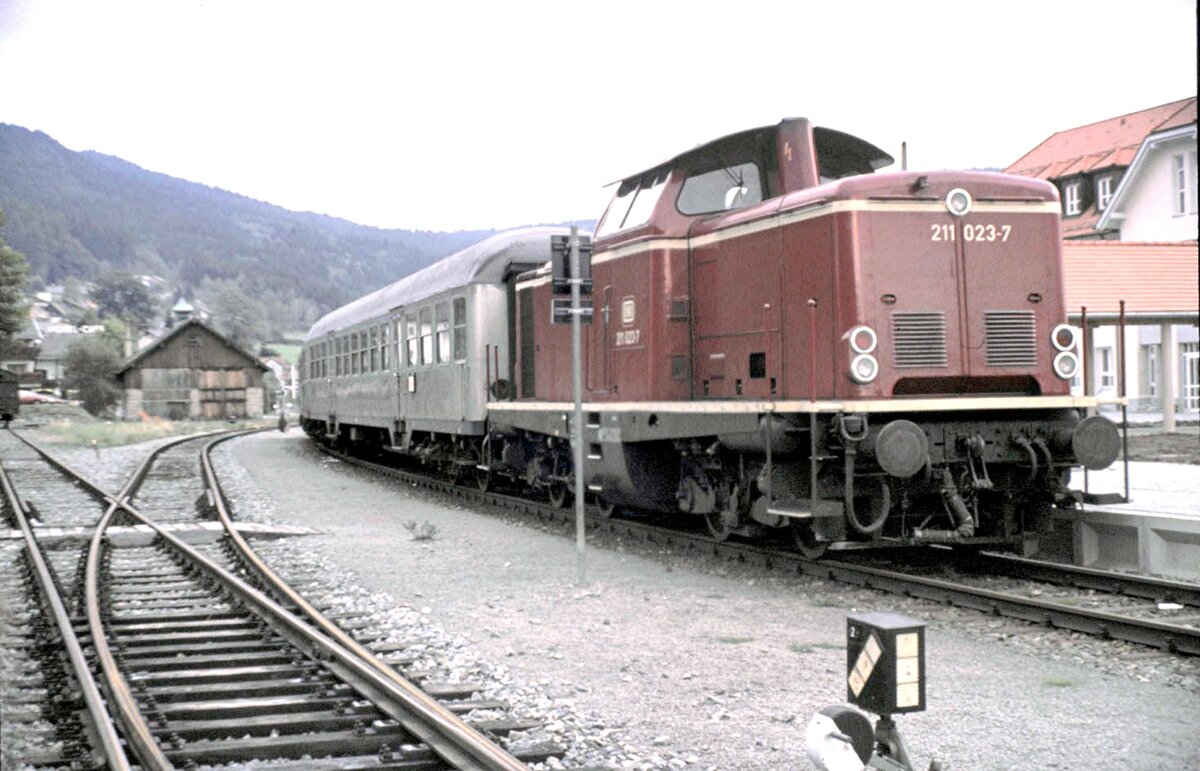 211 023-7 in Bodenmais im Oktober 1989.