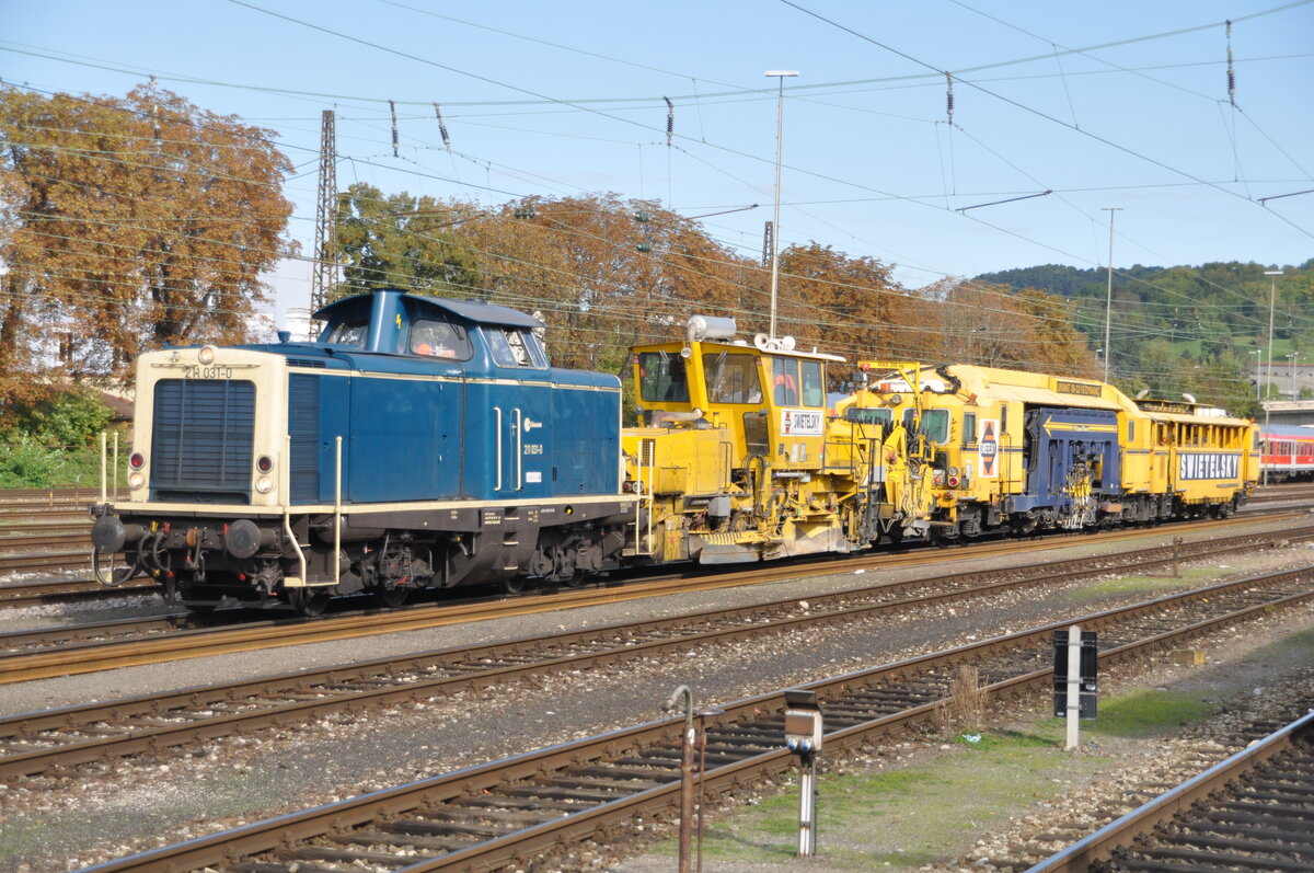 211 031-0 Privatlok von Railservice Alexander Neubauer; Hersteller Lokfabrik Jung (Jugenthal) Baujahr 1961 Fabriknummer 13 315; zur Zeit der Aufnahme am 18.09.2010. Aktueller Status (Juni 2021) Eigentümer SeGeCo S.r.l mit Standort Italien Venezia Mestre. Die Lok zieht eine Schotterplaniermaschine von Plasser & Theurer SSP 110 SW und eine Gleisstopfmaschine Unimat 09-32/4S Dynamic von Plasser & Theurer der Firma Swietelsky Baugesellschaft m.b.H. in Ulm am 18.09.2010.