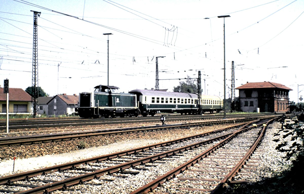 211 059-1 mit 2.Klasse Reisezugwagen DB Bm 231bis 233 und einem DR Reisezugwagen in Plattling am 02.08.1986.