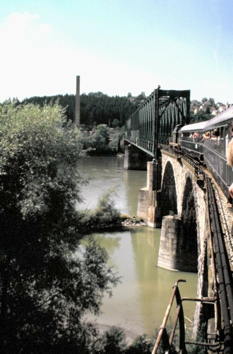 211 207-6 mit 3 Schürzenwagen ehemals Rheinpfeil bei der Stadtrundfahrt in Passau, hier beim Überqueren der Donau am 02.08.1986.