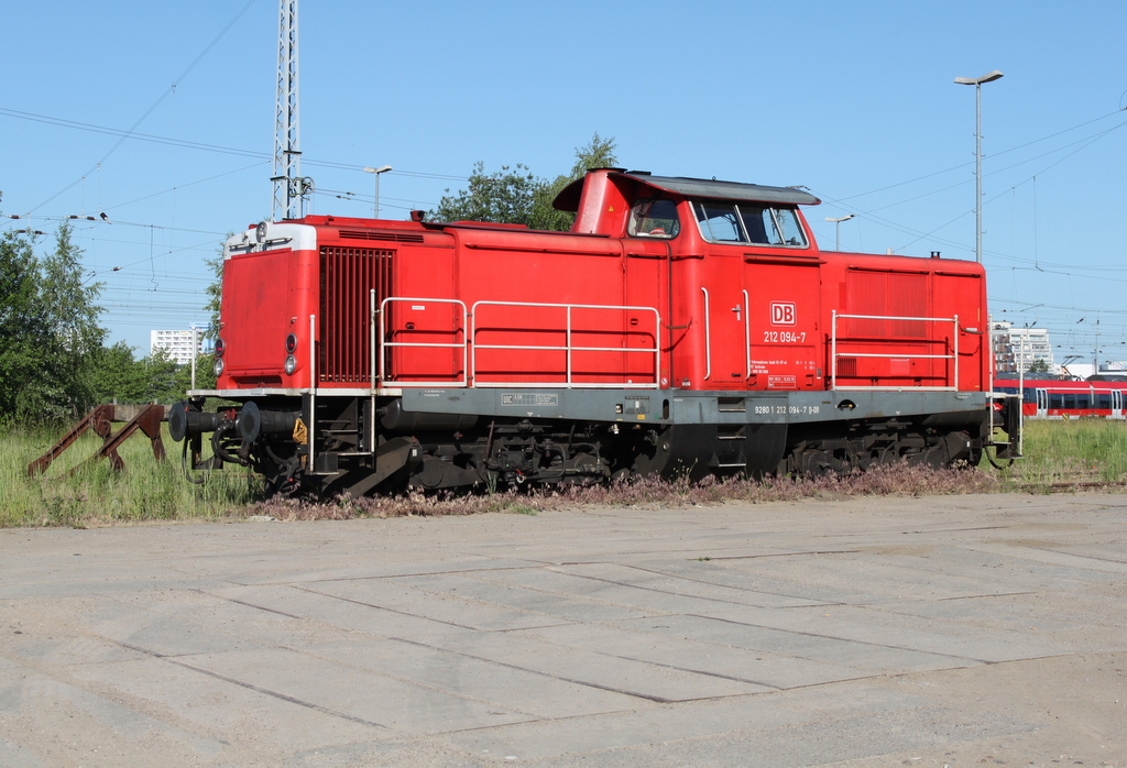 212 094-7 der Firma Fahrwegdienste GmbH war ebenfalls am 05.06.2016 im Rostocker Hbf. abgestellt.