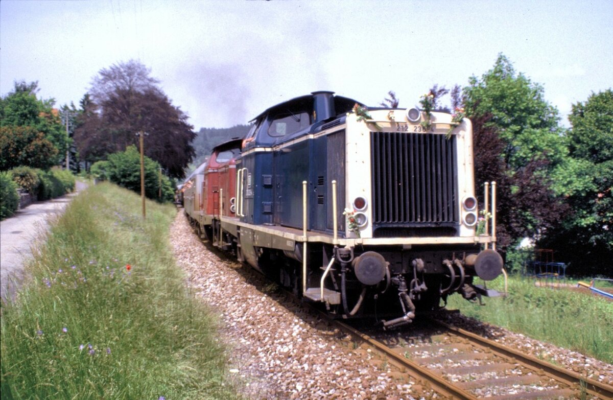 212 236-4 und 212 244-8 bei der Abschiedsfahrt der Strecke Göppingen - Schwäbisch Gmünd am 21.06.1984. Die Kursbuchstrecke Nr.901 hatte eine Länge von 27,24 km mit einer max Steigung bis zu 25 0/00 bei einer max zulässigen Geschwindigkeit von 50-60 km/h. Nach der letzten Zugdurchfahrt wurde die Strecke abgebaut und ein Fahrradweg angelegt.