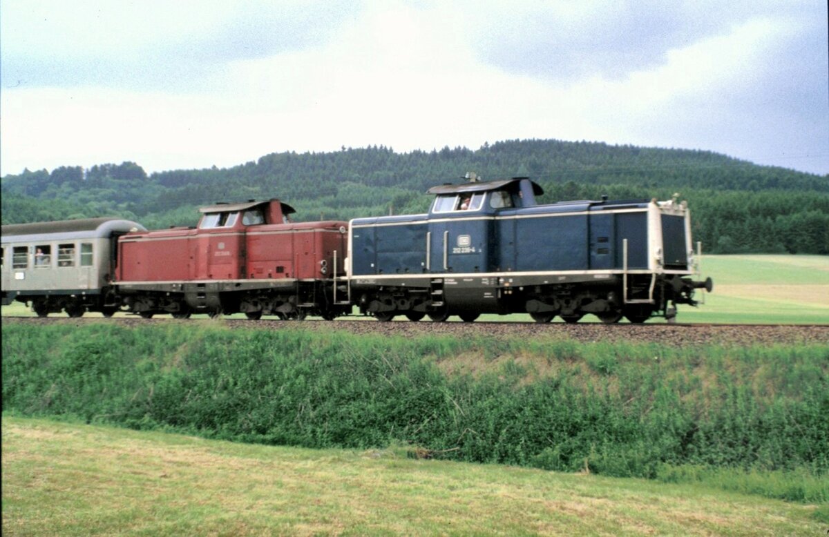 212 236-4 und 212 244-8 bei der Abschiedsfahrt der Strecke Göppingen - Schwäbisch Gmünd am 21.06.1984. Die Kursbuchstrecke Nr.901 hatte eine Länge von 27,24 km mit einer max Steigung bis zu 25 0/00 bei einer max zulässigen Geschwindigkeit von 50-60 km/h. Nach der letzten Zugdurchfahrt wurde die Strecke abgebaut und ein Fahrradweg angelegt.