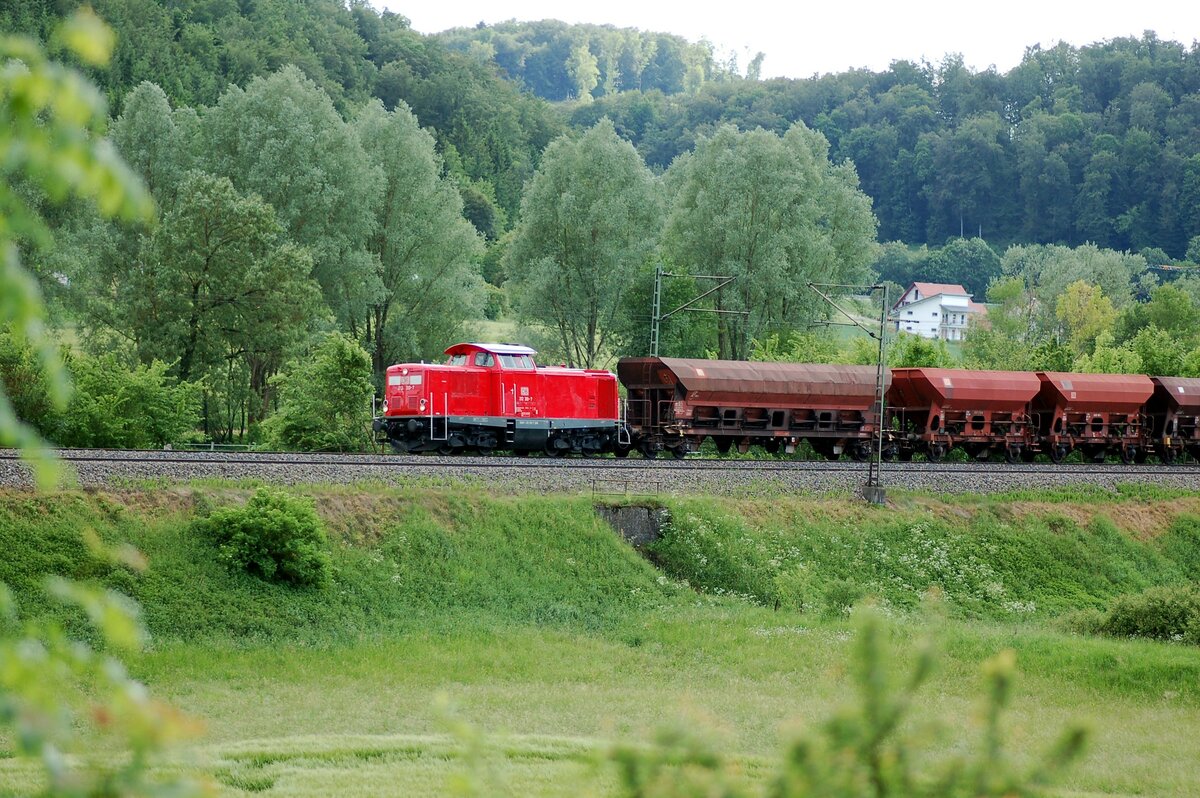 212 310-7 mit Schotterwagen bei Lonsee am 29.05.2009.