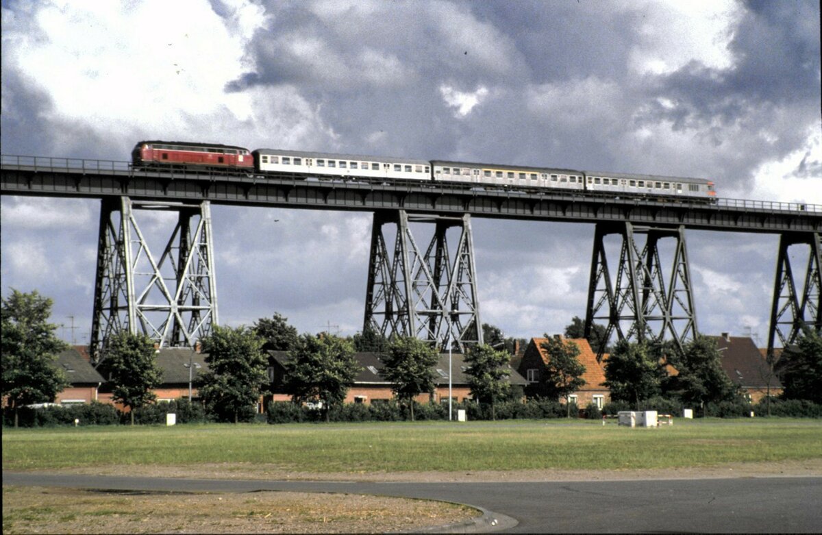 216 mit Silberling Wendezug auf der Nord-Ostsee-Kanal Br�cke bei Rendsburg am 15.07.1985