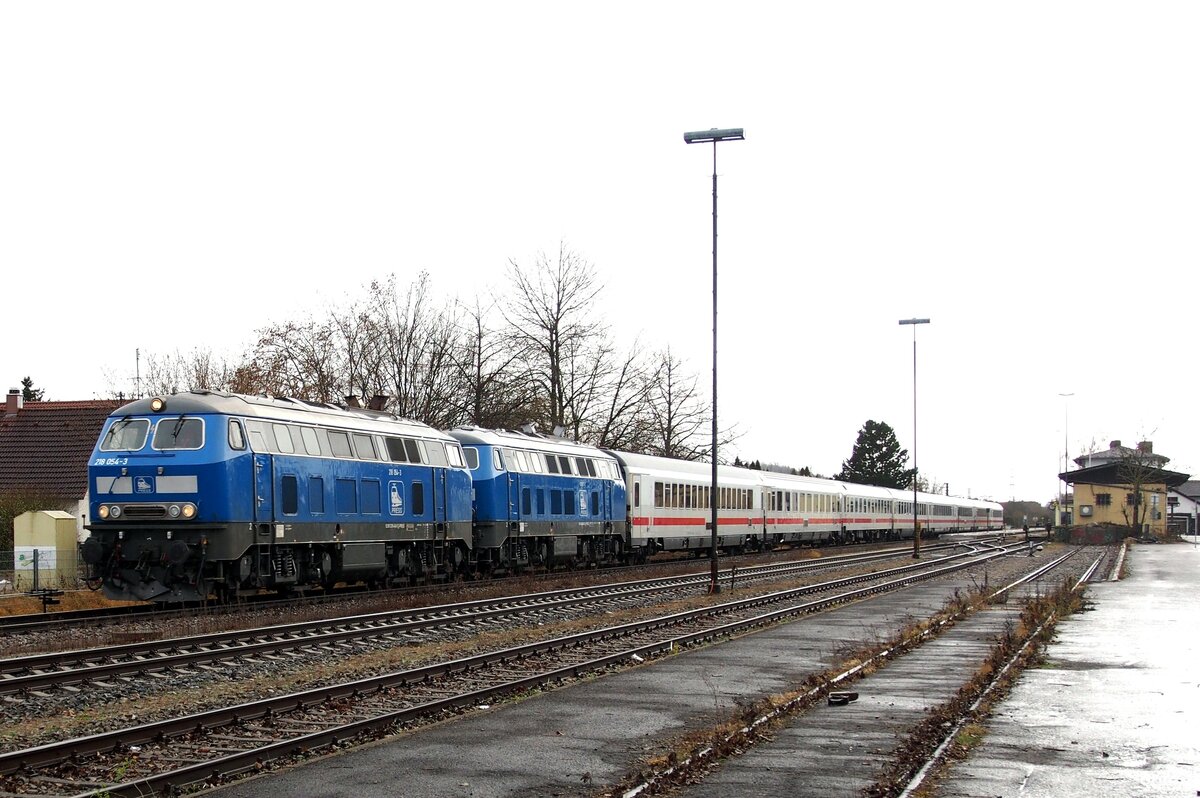 218 054 und 218 057  Die Schlümpfe  vor dem IC Allgäu fahren durch Vöhringen am 04.12.2021.
