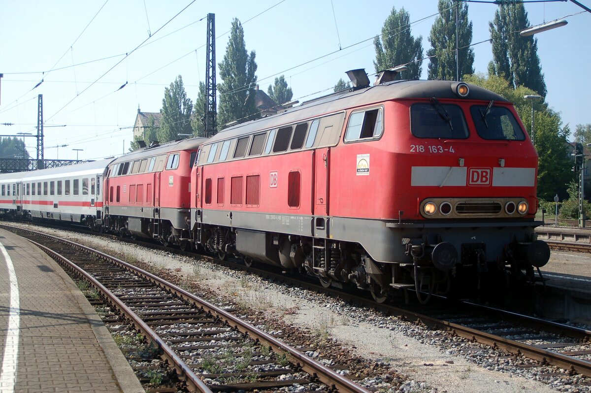 218 163-4 und 218 166-7 vor IC in Lindau Hafen beim ersten BB-Treffen am 30.08.2008.