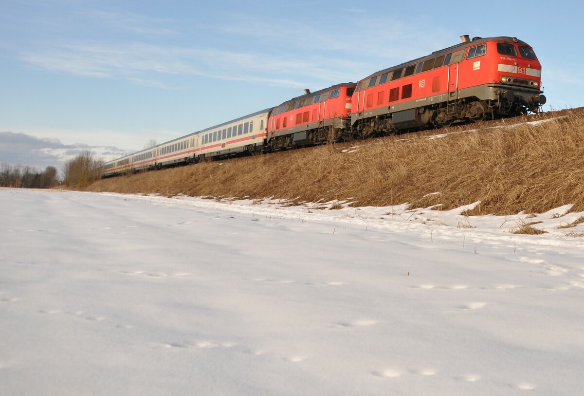 218 196-4 und eine weitere 218 mit IC 2013 Allgäu bei Altenstadt am 21.02.2010.