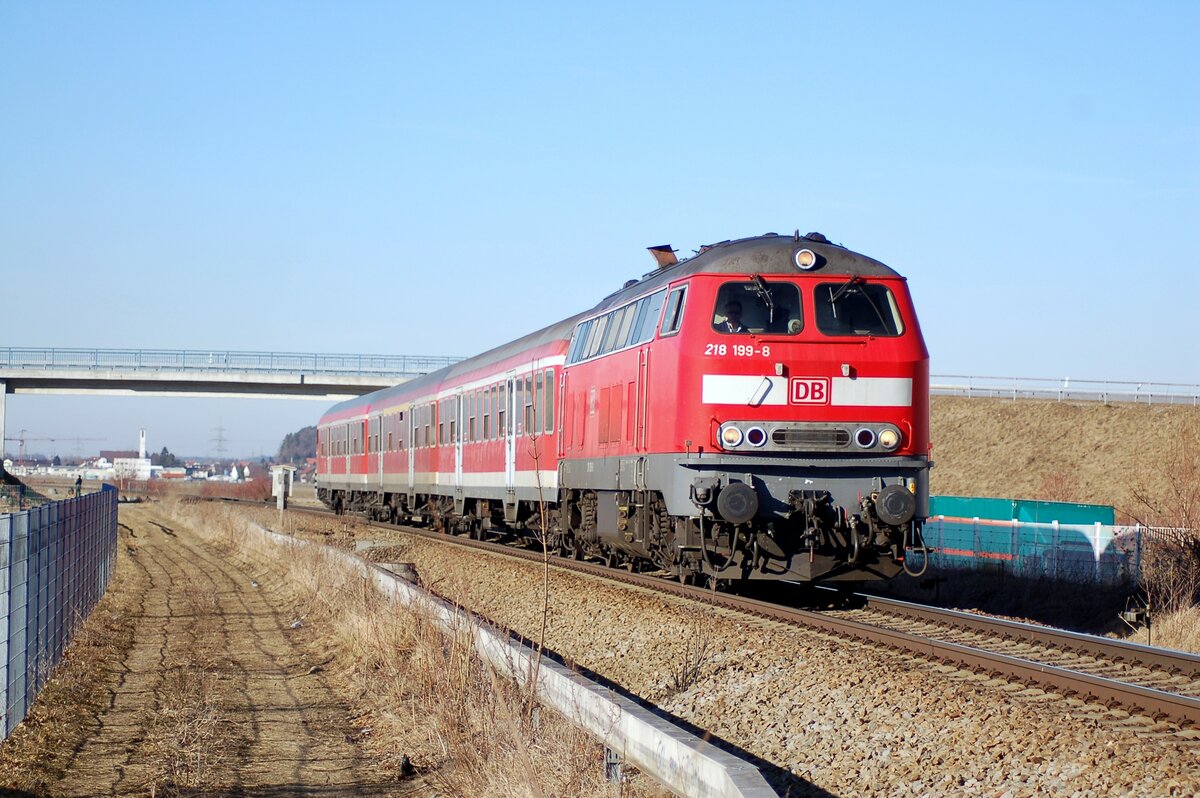 218 199-8 mit Nahverkehrszug in der Einfahrt nach Illertissen am 18.02.2008.