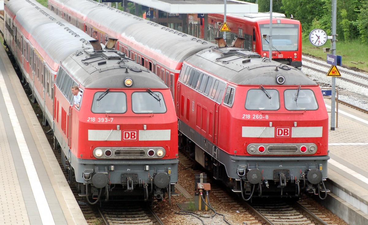 218 393-7 und 218 250-8 sowie im Hintergrun 650 317-1 warten im Bahnhof Memmingen auf die Ausfahrtfreigabe am 21.09.2009.