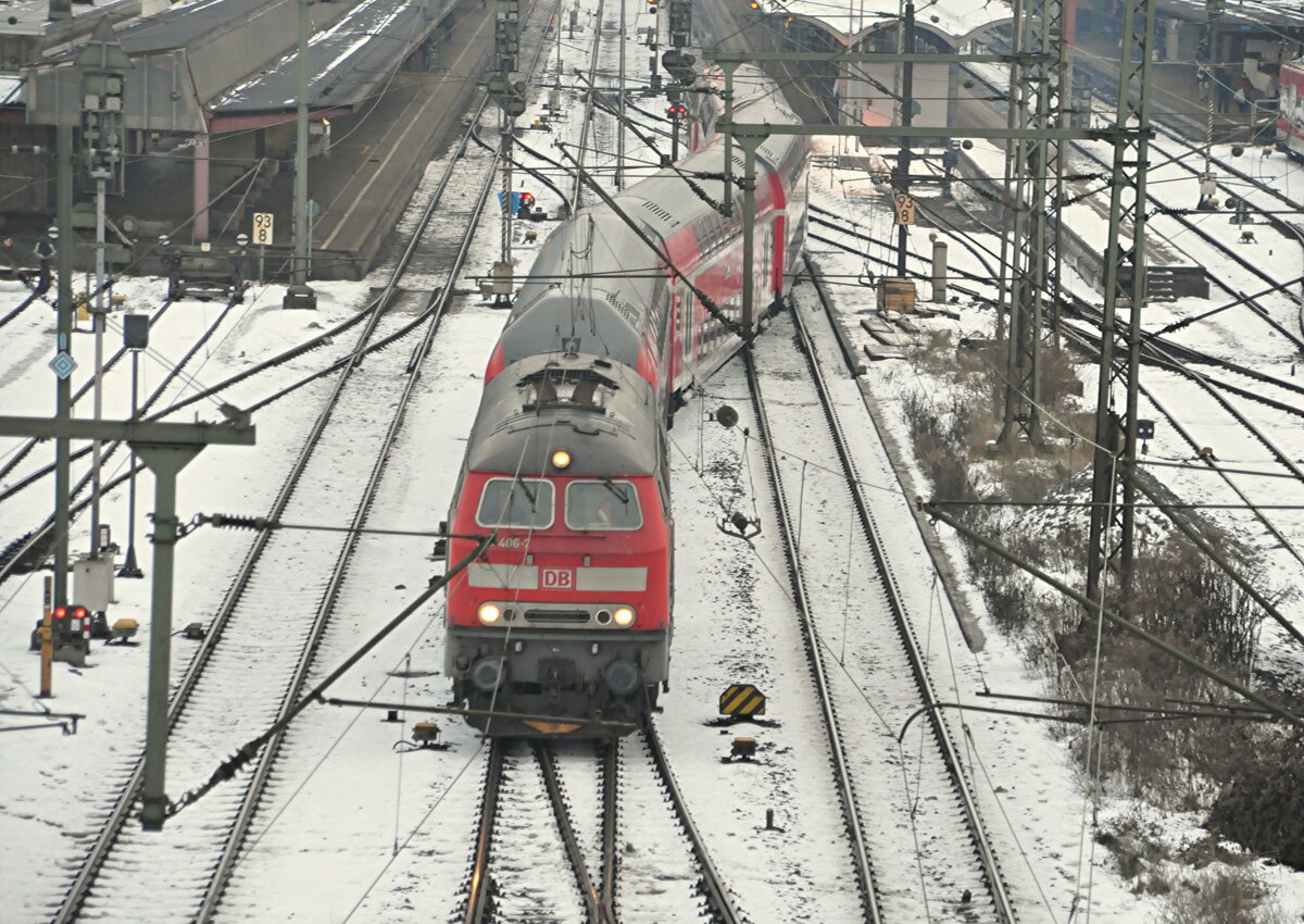 218 406-7 mit Doppelstockzug im Sandwich in Ulm am 07.12.2010.