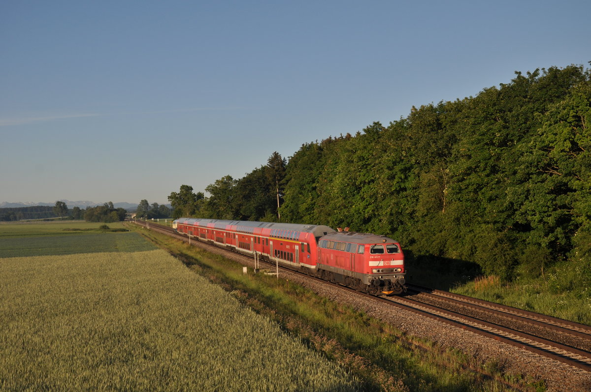 218 411-7 zog am 12.06.2020 den RE 57581 nach Mnchen Hbf und wurde dabei frh morgens in Jengen fotografiert. 