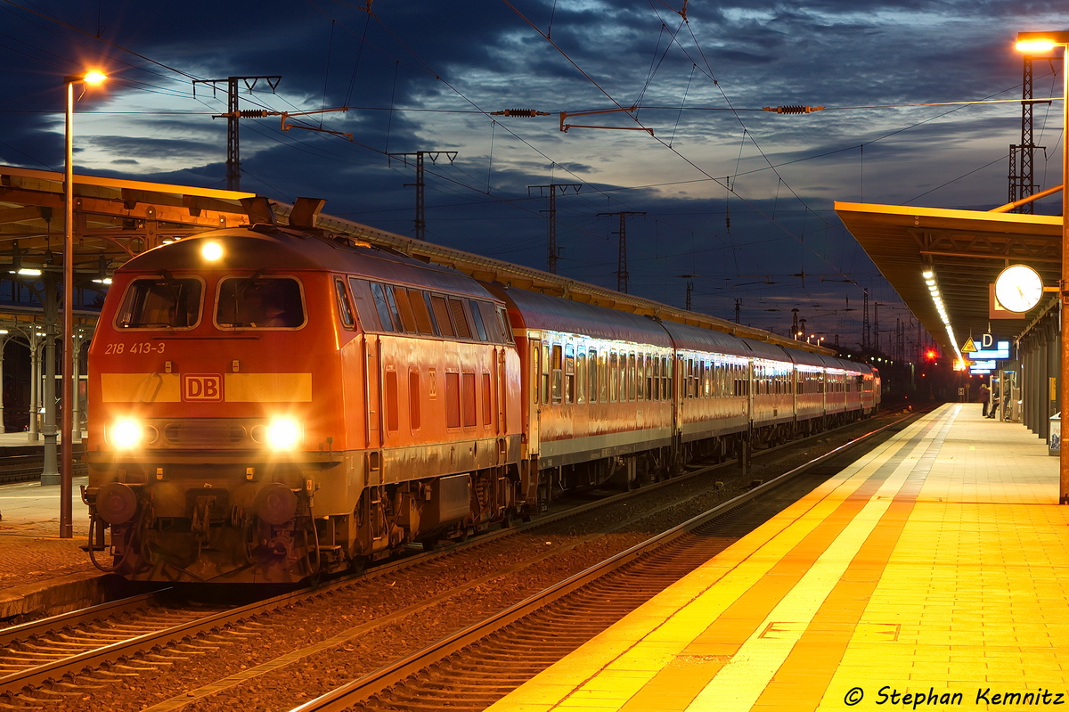 218 413-3 mit dem IC 18648  Stammstrecken-Shuttle  von Hannover Hbf nach Berlin Ostbahnhof in Stendal und hinten am Zug hing die 218 458-8. Das war die letzte Fahrt des Stammstrecken-Shuttle gewesen, weil am 04.11.2013 die SFS Berlin - Hannover wieder benutzt werden kann, wird dieser Zug nicht mehr gebraucht. 01.11.2013