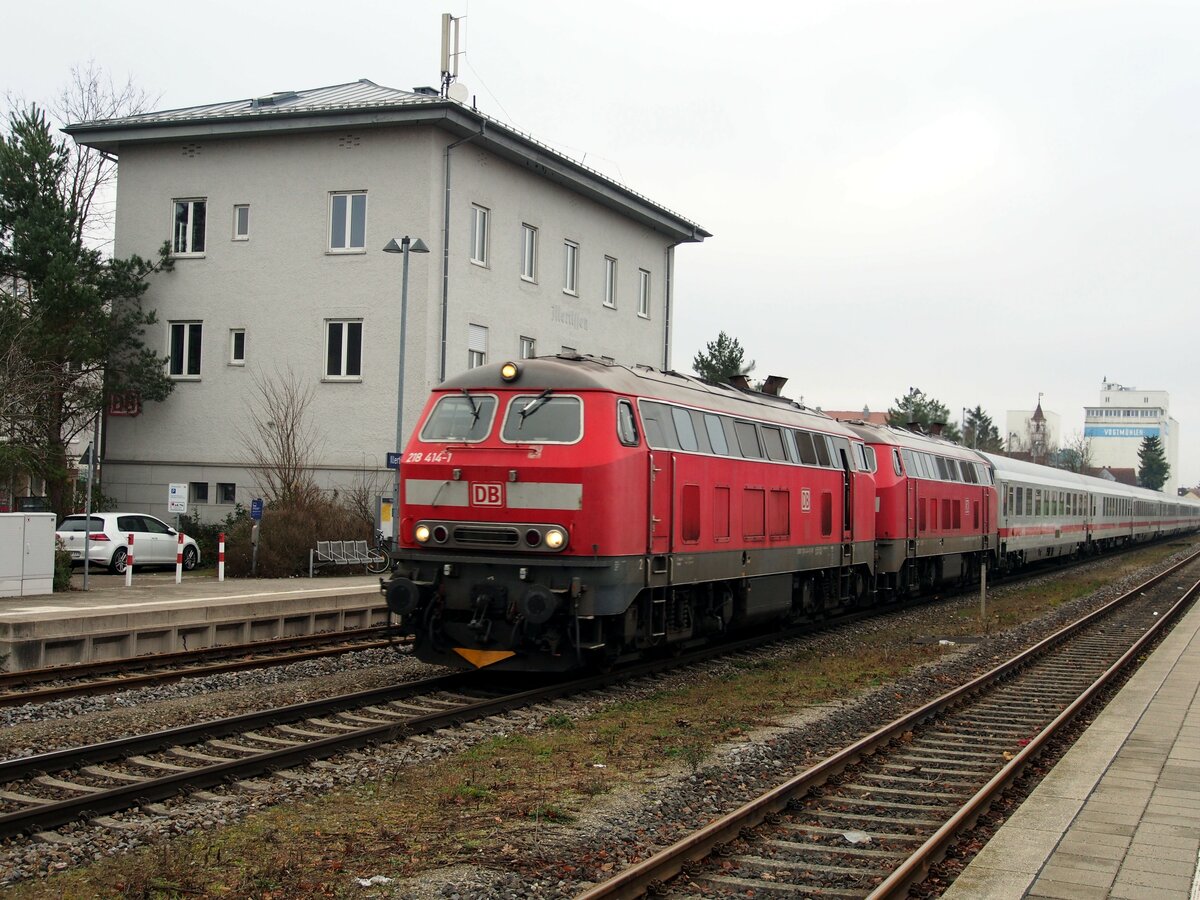 218 414-1 und eine weitere 218 mit IC 2012 Allgäu in Illertissen am 17.12.2021.