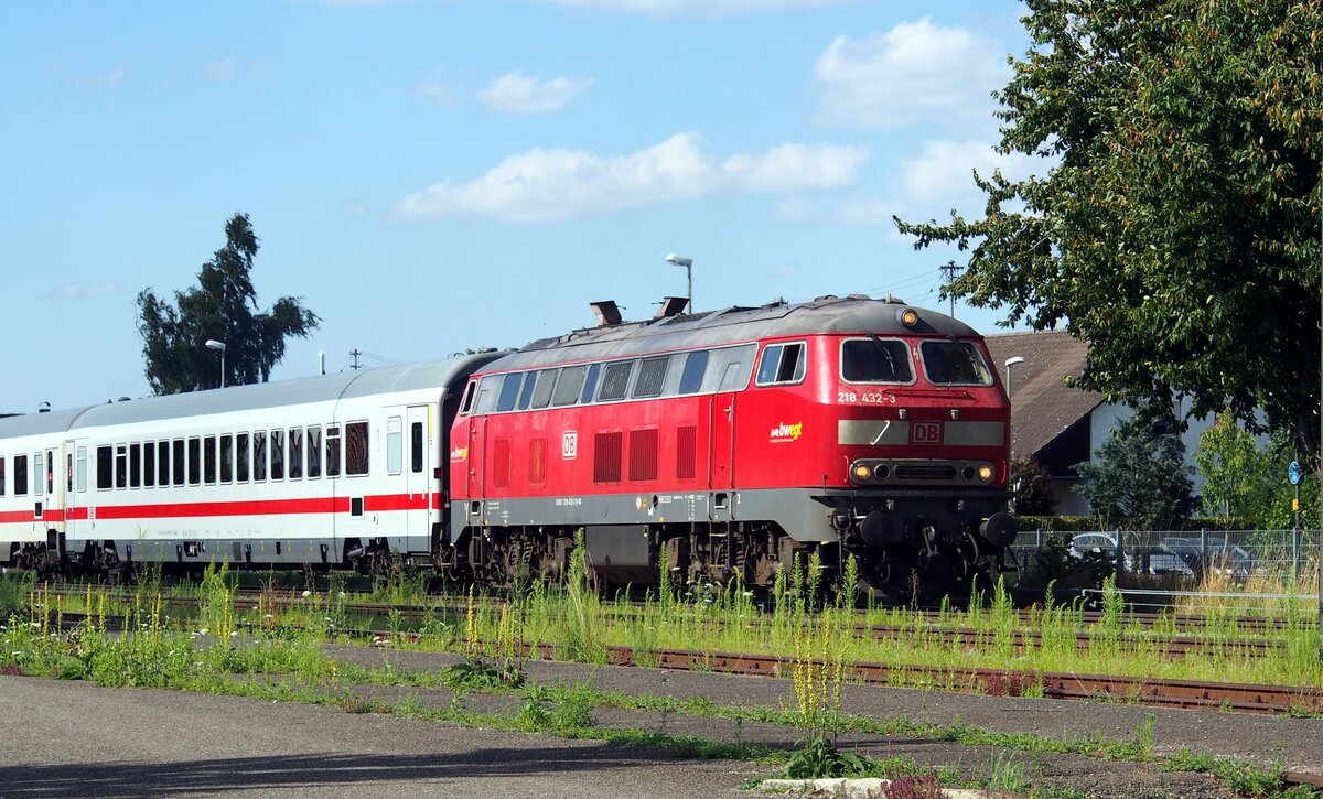 218 432-3 mit IC 2012 Allgäu in Vöhringen am 29.07.2021.