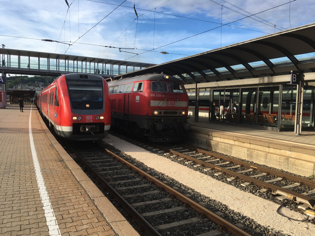 218 432 fährt mit ihrem IRE Richtung Lindau Hbf aus während 612 088 und ein weiter 612 noch auf ihre Ausfahrt nach Kempten (Allg) Hbf warten müssen.

Ulm, Juli 2017