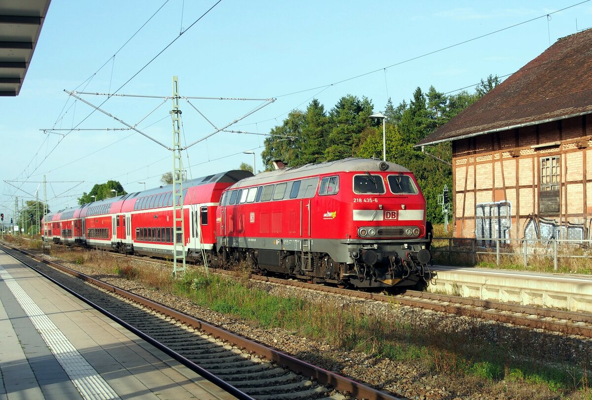 218 435-6 mit Dosto-Zug in Laupheim West auf der Südbahn am 25.09.2021.