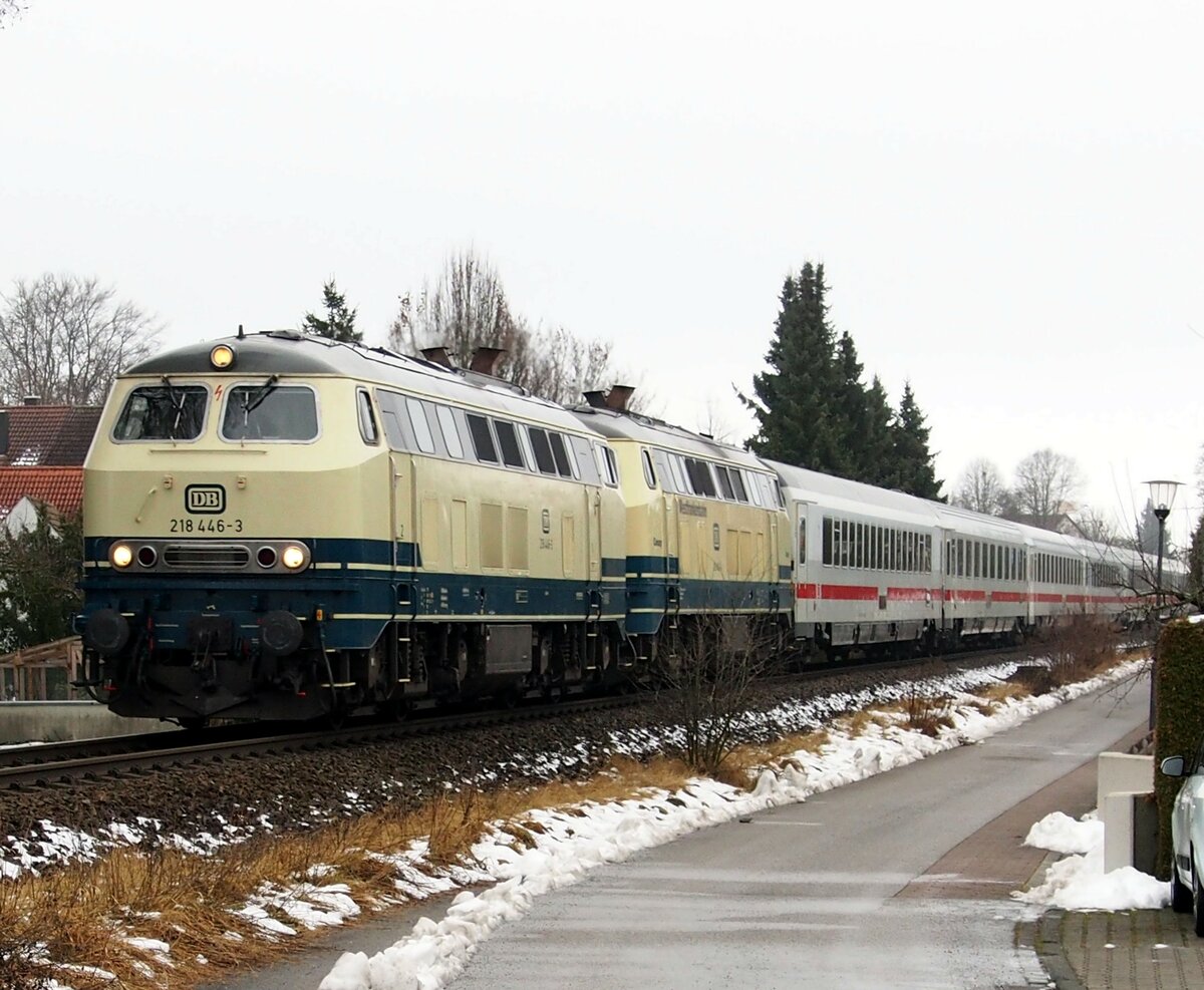 218 446-3 und 218 460-4  Conny  der Westfrankenbahn fahren mit IC 2012 Allgäu heute am 14.12.2021 durch Bellenberg. Der Zug dürfte sich jetzt bei der Bild-Eingabe auf der Geislinger Steige befinden.