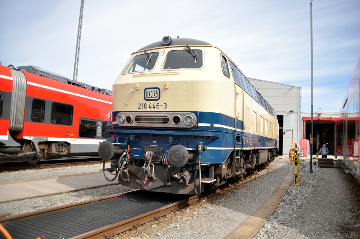 218 446-3 im Bw Kempten am Tag der offenen Tür am 22.04.2023.